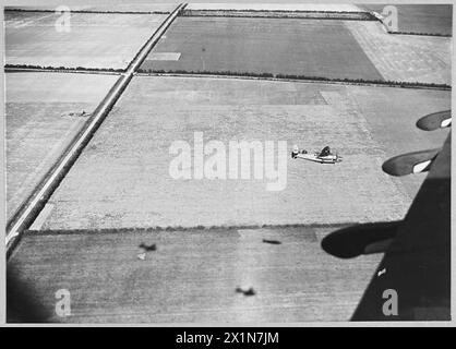 Une formation d'avions Hudson survole Heligoland et la campagne anglaise, projetant des ombres sur les champs pendant le vol. Banque D'Images