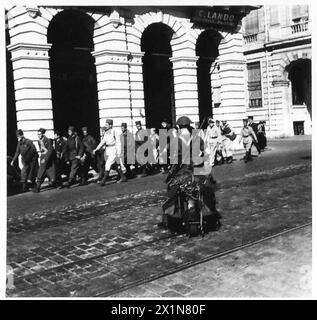 THE OPERATION TORCH, NOVEMBRE 1942 - Un cavalier d'expédition de la 78e division d'infanterie britannique regardant des soldats français marcher dans la rue principale d'Alger occupée par les Alger, 12-13 novembre 1942, armée britannique, armée britannique, 78e division d'infanterie, armée française Banque D'Images