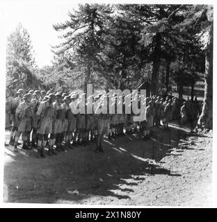 Une compagnie forestière de la Cyprus Volunteer Force de l'armée britannique en défilé avant une marche de route à travers les bois de pins. Banque D'Images