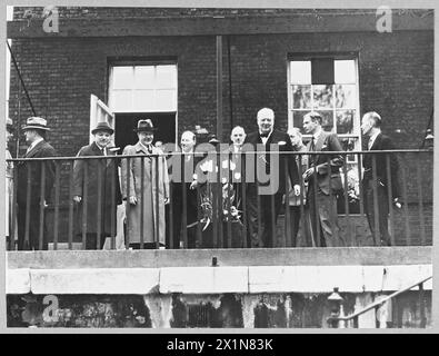 L'ALLIANCE ANGLO-RUSSE : VISITE DE M. MOLOTOV EN GRANDE-BRETAGNE POUR LA SIGNATURE D'UN PACTE D'AIDE MUTUELLE DE 20 ANS - 5707 sur la terrasse du 10 Downing Street - de gauche à droite - M. Maisky ; M. Molotov : M. Attlee ; M. Oliver Lyttelton ; M. Churchill et M. Eden, Royal Air Force Banque D'Images