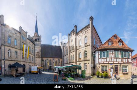 Kronach : Square Melchior-Otto-Platz, marché hebdomadaire, église Jean-Baptiste à Oberfranken, haute-Franconie, Bayern, Bavière, Allemagne Banque D'Images