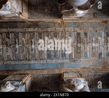 Plafonds magnifiquement peints dans le temple de Hathor dans le complexe du temple de Dendera, Egypte Banque D'Images