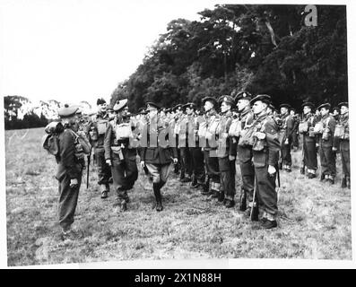 LE ROI VISITE LA CÔTE EST - inspectant les hommes des King's Own Scottish Borderers, 5th Battery, British Army Banque D'Images