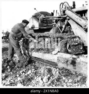 ITALIE : HUITIÈME ARMÉE ZÉLANDAISE DE l'ARMYNEW AVANCE AU-DESSUS DE LA RIVIÈRE SANGRO - Un soldat néo-zélandais dégageant la boue de son bulldozer, l'armée britannique Banque D'Images