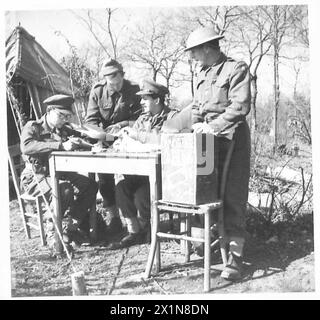 ITALIE : CINQUIÈME ARMYSALUTE LA SÉRIE SOLDAT - censurer le principal est un gros travail. On voit des officiers censurer le courrier dans leur bureau en plein air, British Army Banque D'Images