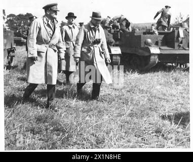 LE SECRÉTAIRE D'ÉTAT À LA GUERRE REND VISITE AUX TROUPES - Sir James Grigg laissant un porte-avions Bren lors d'une visite à une division blindée de l'armée britannique Banque D'Images