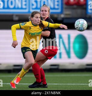 ROTTERDAM - (de gauche à droite) Jarne Teulings de Fortuna Sittard V1, Lieve van Vliet de l'Excelsior V1 lors de la demi-finale de la Coupe KNVB entre l'Excelsior Rotterdam et le Fortuna Sittard au Van Donge & de Roo Stadium le 17 avril 2024 à Rotterdam, pays-Bas. ANP TOBIAS KLEUVER Banque D'Images