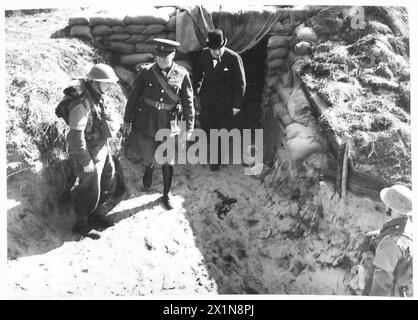 MR.WINSTON CHURCHILL VISITE LE NORD-EST - le premier ministre quitte un emplacement de canon, l'armée britannique Banque D'Images