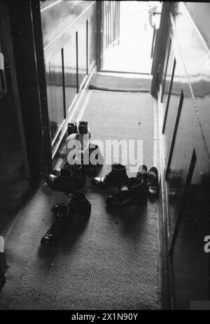 MUSULMANS EN GRANDE-BRETAGNE : CÉLÉBRATIONS de l'Eid ul FITR, 1941 - un groupe de chaussures bordent un couloir à la mosquée de l'est de Londres. Les chaussures ne sont pas autorisées dans la mosquée elle-même, Banque D'Images