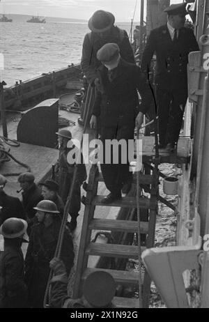 OPÉRATIONS LOFOTEN. DÉCEMBRE 1941, À BORD D'UN DES NAVIRES DE GUERRE HM PARTICIPANT À DES OPÉRATIONS DANS LES ÎLES LOFOTEN, NORVÈGE. LES QUISLINGS NORVÉGIENS ET LES ALLEMANDS SONT FAITS PRISONNIERS PENDANT LES OPÉRATIONS. - Un des quislings norvégiens capturés, aveuglé, étant emmené à terre à son retour, Banque D'Images