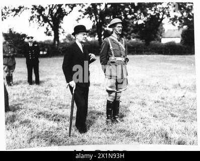 LE SECRÉTAIRE AUX COLONIES INSPECTE LES TROUPES CHYPRIOTES - Lord Lloyd avec l'un des officiers, l'armée britannique Banque D'Images