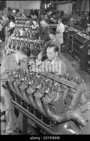 NAISSANCE D'Un CHAR BRITANNIQUE : PRODUCTION DE CHAR EN ANGLETERRE, 1941 - les ouvriers ont mis la touche finale à un moteur dans cette usine de char Crusader, quelque part en Angleterre, 1941, Banque D'Images