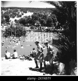 VISITE DE LA BRIGADE IRLANDAISE EN AFRIQUE DU NORD - personnel de la brigade baignant dans une piscine romaine à Helipolis, près de Guelma, où ils se reposent après les rigueurs de la campagne nord-africaine, British Army Banque D'Images