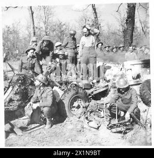 ITALIE : CINQUIÈME ARMYSALUTE LA SÉRIE SOLDAT - hommes du Régiment photographiés au milieu de l'épave d'un de leurs véhicules qui a reçu un coup direct d'une bombe, British Army Banque D'Images