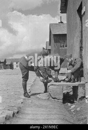 Soldats polonais, probablement du 3e bataillon de mitrailleuses lourdes, chaussures polonaises dans leur camp de Coetquidan en 1939-1940, démontrant des routines d'entretien quotidiennes sur le terrain, armée polonaise. Banque D'Images