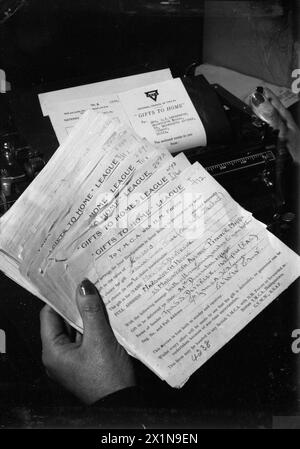 FÊTE DE NOËL POUR LA FILLE du SOLDAT DEVEREUX : NOËL EN TEMPS DE GUERRE, PINNER, MIDDLESEX, DÉCEMBRE 1944 - le formulaire du soldat Devereux demandant un cadeau pour sa femme et sa fille par le biais de la 'Gifts to Home League' du YMCA arrive au siège du YMCA à Londres où il est trié dans les districts de livraison. Le formulaire comprend le message que le Trooper Devereux souhaite accompagner le cadeau (un sapin de Noël) : « avec tous mes vœux affectueux à vous deux ». Le Trooper Devereux a demandé que l'arbre soit livré le 21 décembre, Banque D'Images