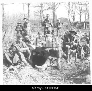 ITALIE : CINQUIÈME ARMYSALUTE LA SÉRIE SOLDAT - hommes du régiment lisant le courrier de la maison, armée britannique Banque D'Images