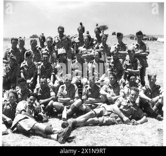 VISITE À LA BRIGADE IRLANDAISE EN AFRIQUE DU NORD - adjudants et sergents du 2nd London Irish Rifles, armée britannique Banque D'Images