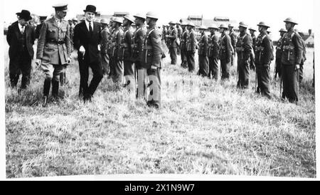 LE SECRÉTAIRE COLONIAL INSPECTE LES TROUPES CHYPRIOTES - le secrétaire colonial inspecte les troupes chypriotes, l'armée britannique Banque D'Images