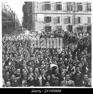 ITALIE : SCÈNES OÙ ROME SE REND À LA CINQUIÈME ARMÉE - rue densément peuplée dans le centre de la ville, l'armée britannique Banque D'Images