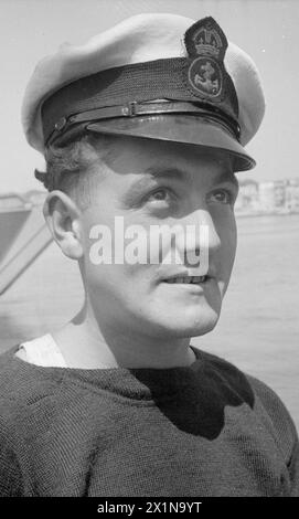 MINAGE AU LARGE D'ANZIO. MAI 1944, À BORD DU HMMS 88, COMMANDÉ PAR LE LIEUTENANT J G SCOTT, RNR. ELLE BALAYE POUR DES MINES ACOUSTIQUES ET MAGNÉTIQUES AU LARGE D'ANZIO. - Steward S Tippler, de Bedford, a connu 2 ans de service, Banque D'Images