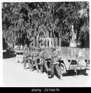 CAMPAGNE DE TUNISIE, NOVEMBRE 1942-MAI 1943 - des parachutistes britanniques sur la route près de Medjez el Bab, 5 décembre 1942. La première armée britannique a rencontré une résistance obstinée dans les opérations dans le nord-est de la Tunisie, où l'ennemi a apporté des renforts considérables. Les armées alliées, cependant, se déplaçaient en position, malgré de nombreuses difficultés causées par le mauvais temps et, selon les rapports, étaient un mois en avance sur le calendrier au moment où ces photographies ont été prises, British Army, British Army, 1st Army Banque D'Images