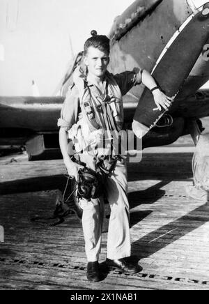 AVIATEURS DE LA MARINE AVEC LA FLOTTE DES INDES ORIENTALES BRITANNIQUES. 28 JUIN 1945, COLOMBO, HOMMES DU 809E ESCADRON DE LA 3E AILE DE CHASSE NAVALE, À BORD DU HMS STALKER, UN PORTE-AVIONS BRITANNIQUE DES INDES ORIENTALES. - Sous-lieutenant (A) J W Hill, RNVR, de Coventry, pilote de chasse de la marine, servant avec la flotte britannique des Indes orientales, Banque D'Images