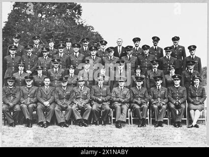 OFFICIERS DE H.Q. R.A.F. IRLANDE DU NORD. - Photo émise 1945 spectacles - Un groupe d'officiers de H.Q. RAF Irlande du Nord. Rangée avant [de gauche à droite] révérend G.J. Corboy ; révérend C.W. Mann, ma., BD., Mr. A. Gullan, OBE., MICE., AMIEE., Wing commander E.P.L. Baker OBE., Group Captain G.N.Warrington, Air Commodore A.R. Churchman, DFC., A.O.C. Wing commander T. Montgomery, MD., BCH., DPH., Wing commander H.W. Newstead, Wing commander R.S. Swanton, Rev. A.C. Gates, ma., Squadron Officer J.L.A. Conan Doyle. Deuxième rangée [de gauche à droite] officier de section F.D. Whyte, officier de section G.M. George, Squadron Leade Banque D'Images