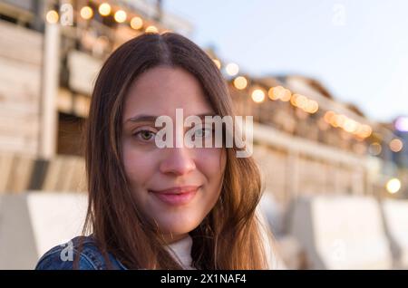Belle jeune femme regardant sur le côté sur la plage uruguayenne. Banque D'Images