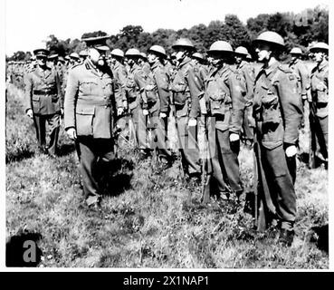 LORD MAYOR OF LONDON PRÉSENTE DES FRAGMENTS DE CLOCHE D'ARC À Une DIVISION LONDONIENNE - le Lord Mayor inspectant les hommes des Royal Fusiliers , armée britannique Banque D'Images