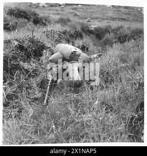 Les commandos français suivent un entraînement de terrain dans un dépôt de commando, pratiquant la dissimulation personnelle et la furtivité pour approcher et neutraliser les points forts ennemis pendant les exercices, selon les procédures de l'armée britannique. Banque D'Images