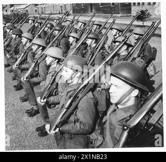 DANS Un CENTRE D'ENTRAÎNEMENT PRIMAIRE, IRLANDE DU NORD - soldats de quatre semaines sur la pente, armée britannique Banque D'Images