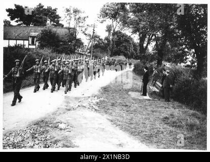 LE SECRÉTAIRE AUX COLONIES INSPECTE LES TROUPES CHYPRIOTES - les troupes chypriotes marchent devant le secrétaire aux colonies dans une voie typiquement anglaise, l'armée britannique Banque D'Images