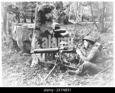 L'infanterie norvégienne mène des exercices de tir à partir d'une couverture rocheuse contre des positions ennemies simulées, sous observation de l'armée britannique. Banque D'Images