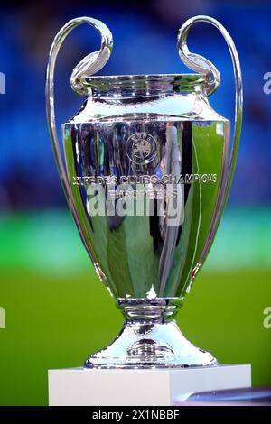 Vue générale du Trophée de la Ligue des Champions de l'UEFA en avant du match de deuxième manche entre MAN City et le Real Madrid à l'Etihad Stadium de Manchester, quart de finale de l'UEFA Champions League. Date de la photo : mercredi 17 avril 2024. Banque D'Images