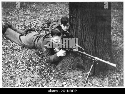 Les troupes parachutistes équipées de canons Bren se mettent à couvert après l'atterrissage lors d'un exercice d'entraînement de l'armée britannique, affichant l'insigne spécial de leur unité. Banque D'Images