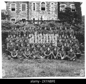 LES SOLDATS DE COMMANDO FRANÇAIS S'ENTRAÎNENT DANS Un DÉPÔT DE COMMANDO - Groupe des Commandos français, avec le commandant assis au centre, l'armée britannique Banque D'Images