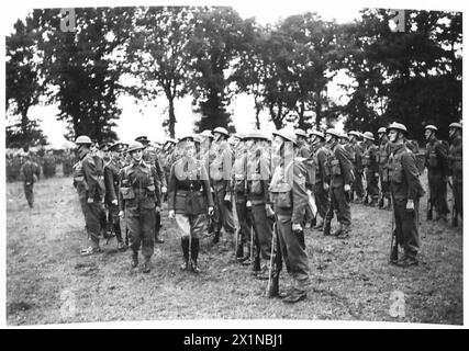 LE ROI VISITE LA CÔTE EST - le roi inspecte un bataillon de Sherwood Foresterers de l'armée britannique Banque D'Images