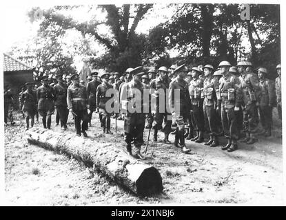 LE ROI VISITE LA CÔTE EST - inspectant les hommes de la 57e batterie lourde de Terre-Neuve, de l'armée britannique Banque D'Images