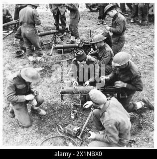 ITALIE : CINQUIÈME ARMYSALUTE LA SERIE SOLDAT - hommes du Régiment remantelant leurs mitrailleuses Vickers avant de monter au front en soutien des gardes, armée britannique Banque D'Images