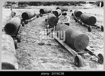 LA BOMBE R.A.FS DE QUATRE MILLE LIVRES - pour l'introduction voir CH.10936 (photo publiée en septembre 1943) Une série de bombes de 4000 livres en attente d'être chargées sur les bombardiers Lancaster, Royal Air Force Banque D'Images