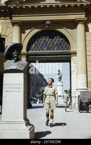 L'ARMÉE BRITANNIQUE EN CONGÉ EN ITALIE, JUIN 1944 - 'Une journée à Rome avec Gunner Smith' : Gunner Smith marchant à travers la Porta Pia, qui a été convertie en musée des Bersaglieri, armée britannique Banque D'Images