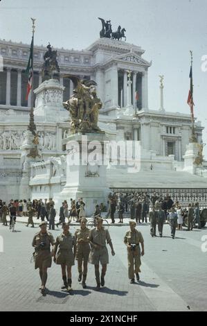 ENTRÉE DES TROUPES ALLIÉES À ROME, le 5 JUIN 1944 - troupes alliées par le mémorial Vittoria Emmanuel de l'armée britannique Banque D'Images