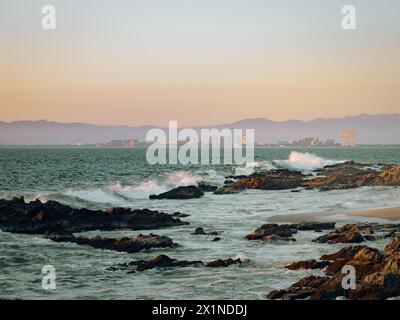 Vue vers la zone hôtelière au coucher du soleil depuis la plage de Conchas Chinas à Puerto Vallarta Mexique Banque D'Images