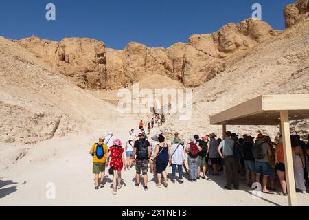 Les touristes font la queue au soleil pour accéder à la tombe du pharaon Merenptah, KV8. Vallée des Rois, Louxor, Égypte Banque D'Images