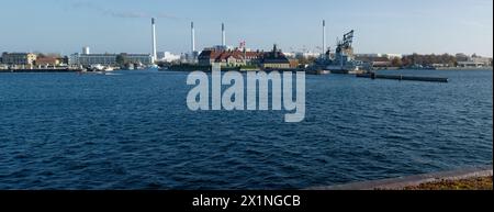 COPENHAGUE, DANEMARK - 28 OCTOBRE 2014 : panorama de l'île d'Amager avec centrale électrique, navire de l'armée et Bindesboll Banque D'Images