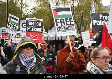 Parliament Square, Londres, Royaume-Uni. 17 avril 2024. Israël poursuit son assaut génocidaire et bombarde un hôpital à Gaza, en Palestine. Alors que le génocide à Gaza se poursuit, Israël menace une guerre plus vaste et catastrophique contre l'Iran. Crédit : Voir Li/Picture Capital/Alamy Live News Banque D'Images