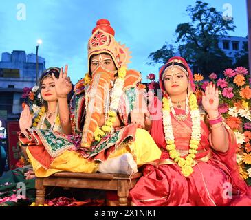 NEW DELHI, INDE - 17 AVRIL : les dévots hindous participant au Ram Navami Shobha Yatra avant le Ram Navami Festival, dans la région de Pahadganj le 17 avril 2024 à New Delhi, Inde. (Photo Sonu Mehta/Hindustan Times/Sipa USA) Banque D'Images