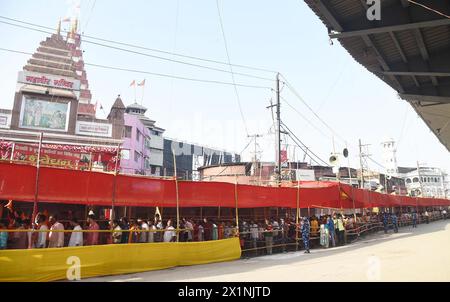 Inde. 17 avril 2024. PATNA, INDE - 17 AVRIL : des dévots en file d'attente pour avoir adoré le seigneur Ram et Hanuman à l'extérieur de Mahavir Mandir à l'occasion du festival Ramnavami le 17 avril 2024 à Patna, en Inde. (Photo de Santosh Kumar/Hindustan Times/Sipa USA) crédit : Sipa USA/Alamy Live News Banque D'Images