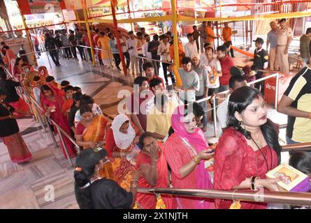 Inde. 17 avril 2024. PATNA, INDE - 17 AVRIL : des dévots en file d'attente pour avoir adoré le seigneur Ram et Hanuman au Mahavir Mandir à l'occasion du festival Ramnavami le 17 avril 2024 à Patna, en Inde. (Photo de Santosh Kumar/Hindustan Times/Sipa USA) crédit : Sipa USA/Alamy Live News Banque D'Images